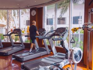 Fitness centrum a/nebo fitness zařízení v ubytování Mövenpick Hotel Bahrain