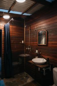 Un baño con ducha de cristal y lavabo. en Milkwood Cottage - Seaview Serenity, en Sedgefield