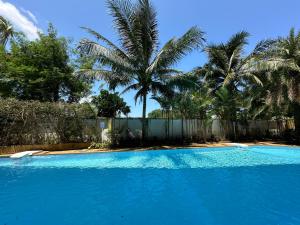 Bazén v ubytování 1 - Bedroom Apartment Pool Access, 750m to the Beach nebo v jeho okolí
