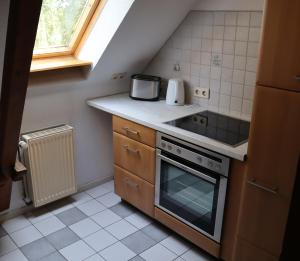 Kuchyň nebo kuchyňský kout v ubytování Ferienhaus " Alte Grundschule Berdum" + 24 fotografií