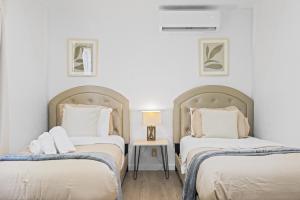 Fotografie z fotogalerie ubytování # Marbella Lane - Modern Cabin-style 2BR Home v destinaci Campbell