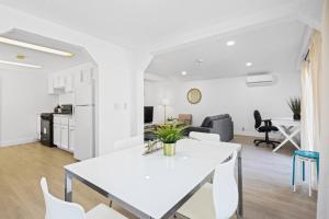 Fotografie z fotogalerie ubytování # Marbella Lane - Modern Cabin-style 2BR Home v destinaci Campbell