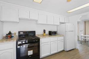 Fotografie z fotogalerie ubytování # Marbella Lane - Modern Cabin-style 2BR Home v destinaci Campbell + 18 fotografií