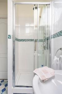 a bathroom with a shower and a sink and a tub at Cosy House with Paris Metro Direct Champs Elysées Eiffel Montmartre in Saint-Denis +55 photos