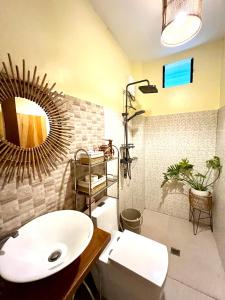 Koupelna v ubytování Cozy Bungalow Dua with AC and Generator in General Luna