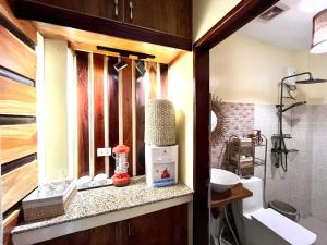 Koupelna v ubytování Cozy Bungalow Dua with AC and Generator in General Luna