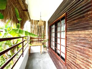 Balkón nebo terasa v ubytování Cozy Bungalow Dua with AC and Generator in General Luna + 2 fotografie
