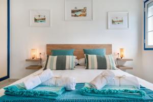 une chambre avec un lit avec des oreillers dessus dans l'établissement Atlantic Soul, à Playa Blanca