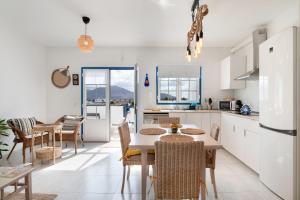 une cuisine et une salle à manger avec une table et des chaises dans l'établissement Atlantic Soul, à Playa Blanca