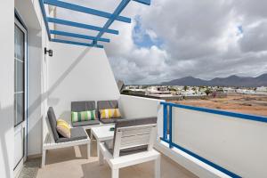 un balcon avec des chaises et une table et une vue dans l'établissement Atlantic Soul, à Playa Blanca