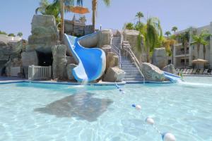 Bazén v ubytování Hilton Vacation Club Palm Canyon Palm Springs nebo v jeho okolí
