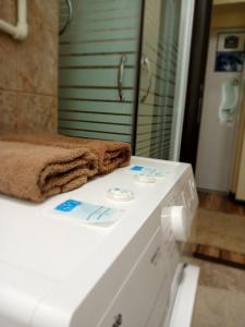 un bagno con un asciugamano e uno specchio. di Apartmani Sofronic Loznica 1 a Loznica