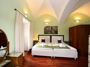 Ένα ή περισσότερα κρεβάτια σε δωμάτιο στο Schloss am See Fischhorn