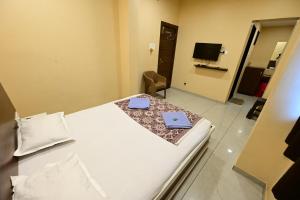 a hospital room with a bed and a mirror at Aasra Lodge in Ratnagiri