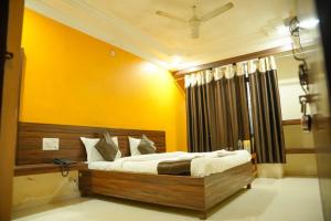 Hotel Sachidanand-Walkable distance from Temple客房内的一张或多张床位