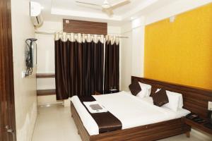 Hotel Sachidanand-Walkable distance from Temple客房内的一张或多张床位
