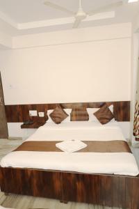 Hotel Sachidanand-Walkable distance from Temple客房内的一张或多张床位