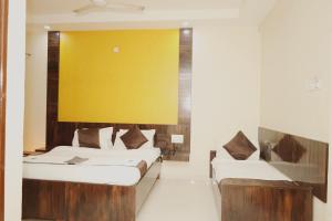 Hotel Sachidanand-Walkable distance from Temple客房内的一张或多张床位