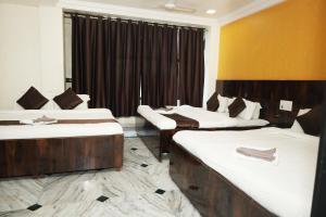 Hotel Sachidanand-Walkable distance from Temple客房内的一张或多张床位