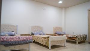 a room with two beds in a room at Besan Motel in As Sulaymānīyah +3 photos