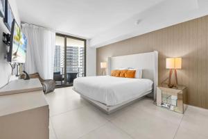 Un dormitorio con una cama blanca y una ventana grande. en Breathtaking Ocean-View Balcony Lyfe Resort, en Beverley Beach 32 fotos más