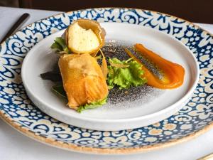 un plato de comida con un sándwich y una zanahoria en Hotel Ciudad del Sol, en Écija