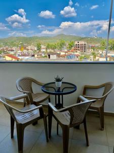 uma mesa e cadeiras com vista para a cidade em Chloe Apartament em Berati