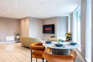 a dining room with a table and chairs at City Centre Luxury Apartment In Deansgate in Manchester