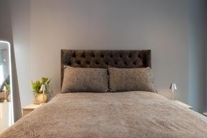 a bedroom with a large bed with a large headboard at City Centre Luxury Apartment In Deansgate in Manchester