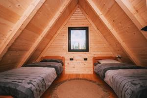Chambre avec 3 Lits dans une cabane en rondins dans l'établissement Mountain homes Durmitor 3, à Žabljak