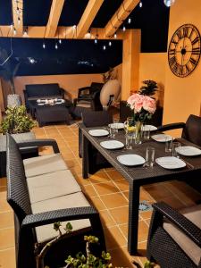A seating area at Spacious and stylish penthouse in Mijas