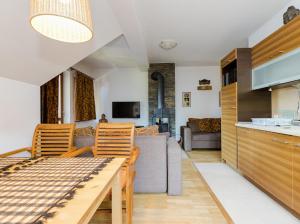 Televízia a/alebo spoločenská miestnosť v ubytovaní Apartament Egzotyczny Bory