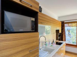 Kuchyňa alebo kuchynka v ubytovaní Apartament Egzotyczny Bory + 19 fotografií