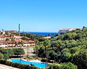The swimming pool at or close to Spacious and stylish penthouse in Mijas