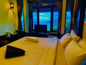 Ein Bett oder Betten in einem Zimmer der Unterkunft Salad Buri Resort- SHA Extra Plus