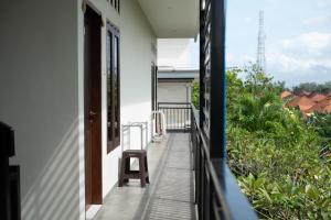 Μπαλκόνι ή βεράντα στο Aryma Guest House near Nuanu City, Kedungu Beach and Tanah Lot
