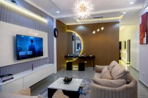 Μια τηλεόραση ή/και κέντρο ψυχαγωγίας στο Beautiful Apartment in Jabi