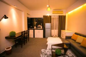 ein Wohnzimmer mit Sofa und eine Küche in der Unterkunft Tropical Daisy - Lake View in Dhaka + 41 Fotos