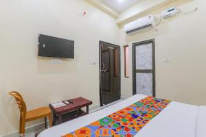 Camera con 2 Letti, tavolo e TV di FabExpress Saryu a Ayodhya