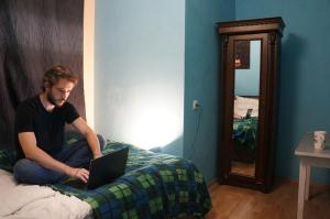 Postel nebo postele na pokoji v ubytování Harmony Backpackers Hostel