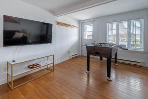 プティット・リヴィエール・サン・フランソワにあるLa Shred - 5min Massif, Foyer, Spaのリビングルーム(テーブル、薄型テレビ付)