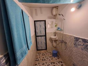 帕特南Villa Del Sol- Patnem Beach Goa的带淋浴和水槽的浴室