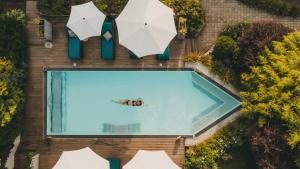 瓦尔德基兴Spa Residence Seibold的带遮阳伞的游泳池的俯视图