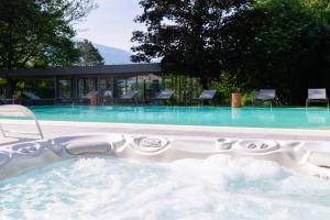 Bazén v ubytování Vital Hotel Flora nebo v jeho okolí