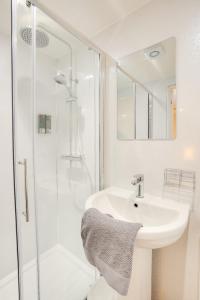 Koupelna v ubytování Harrow Bank Cottage Family and Pet Friendly Coastal Escape in Tweedmouth + 24 fotografií