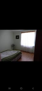 Un dormitorio con dos camas y una ventana. en Novkhani garden, en Baku 7 fotos más