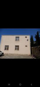 un edificio blanco con ventanas laterales en Novkhani garden, en Baku