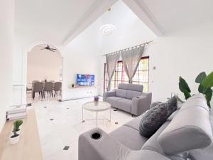 Ruang duduk di Bukit Damansara 84 by Manhattan Group