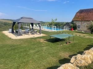 Bazén v ubytování Grange avec vue, proche de Sarlat, calme et dépaysement au coeur du Lot nebo v jeho okolí