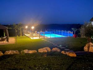Bazén v ubytování Grange avec vue, proche de Sarlat, calme et dépaysement au coeur du Lot nebo v jeho okolí